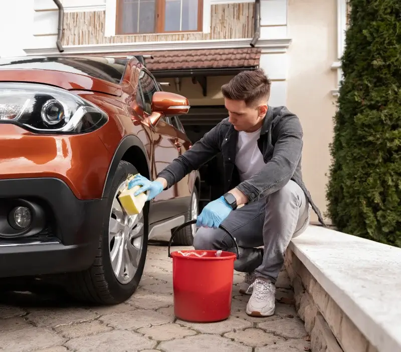 Lavage auto à domicile Casefabre : professionnel intervenant sur un véhicule